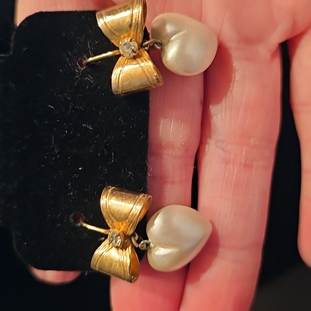 Vintage Gold and Cream Heart Bow Earrings With rhinestone 1980s - Picture 2 of 2